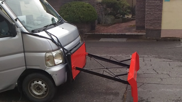 自家用車に簡単に、工具無しで装着可能な除雪機＝排雪板