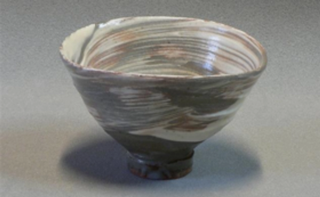 刷毛目盃か刷毛目浅鉢　どちらか１客をお送りいたします。