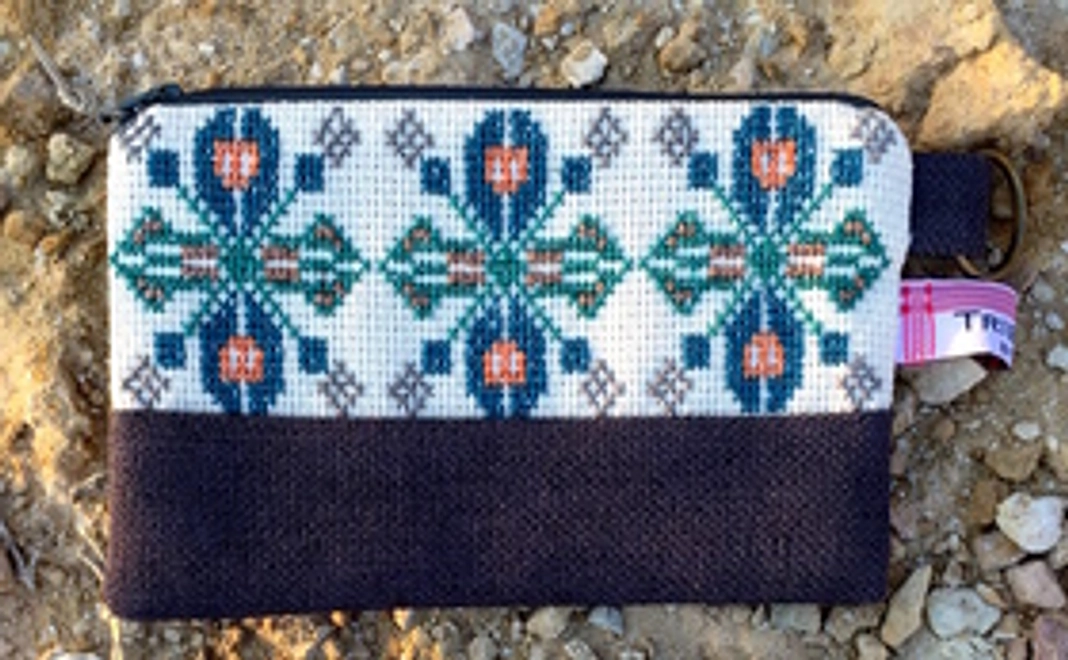 ‖参加者の女性達が心を込めて手作りしたアラブ風の刺繍入りメークアップポーチ（青色）