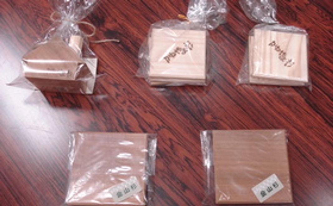 金山杉のコースターをお送りします