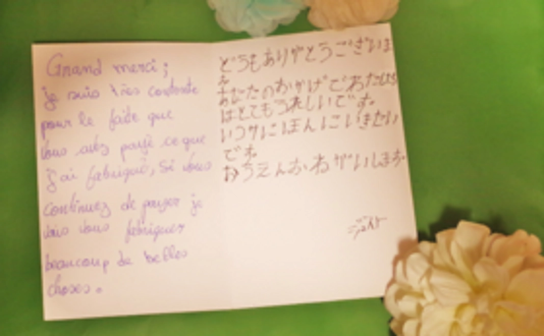 現地スタッフからの手書きメッセージカード+ポケットティッシュケース