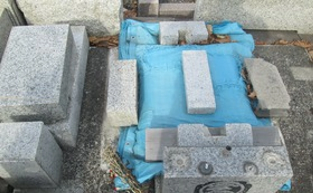 胆振東部地震で全壊した我が家のお墓です。ビニールシートで何とかしのいでおります。