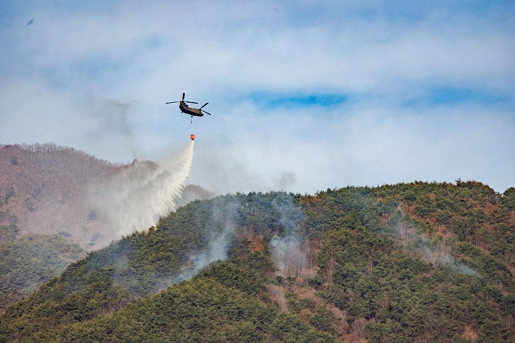 【韓国 山火事】鎮火に向け、疲労のピークを超えながらも消火活動を続ける「地上鎮火隊」に支援を届ける