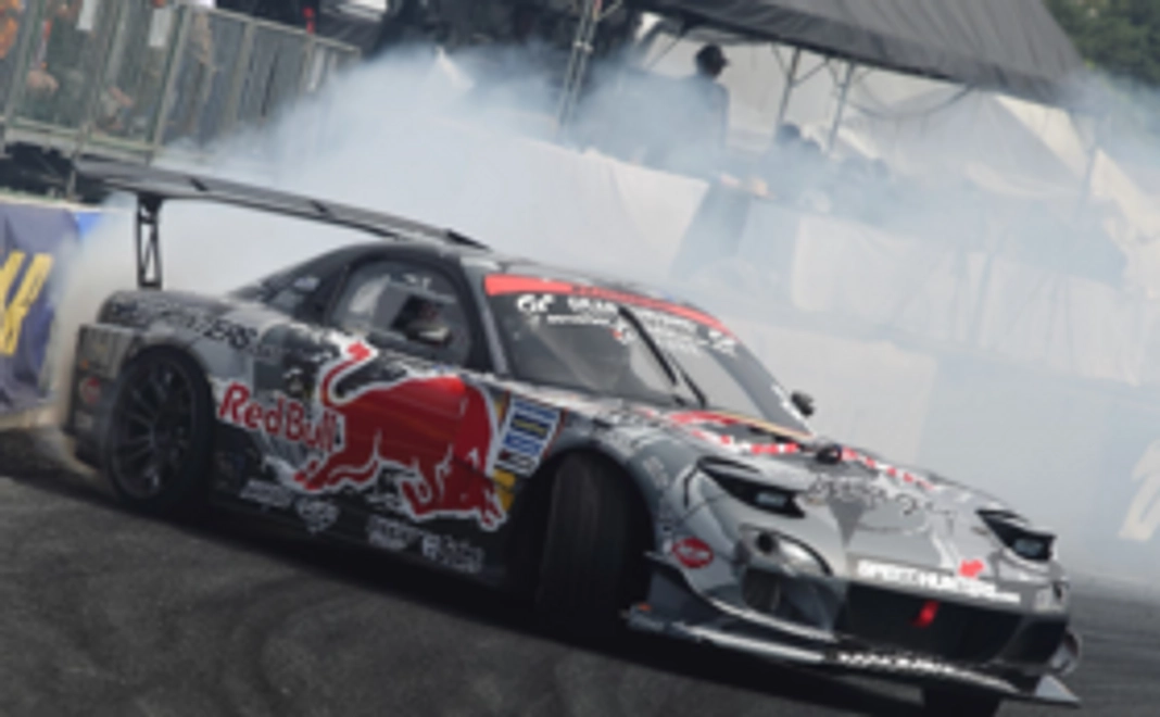 夢のマシンにステッカーを添付! もちろんチームとのディナーも!コース