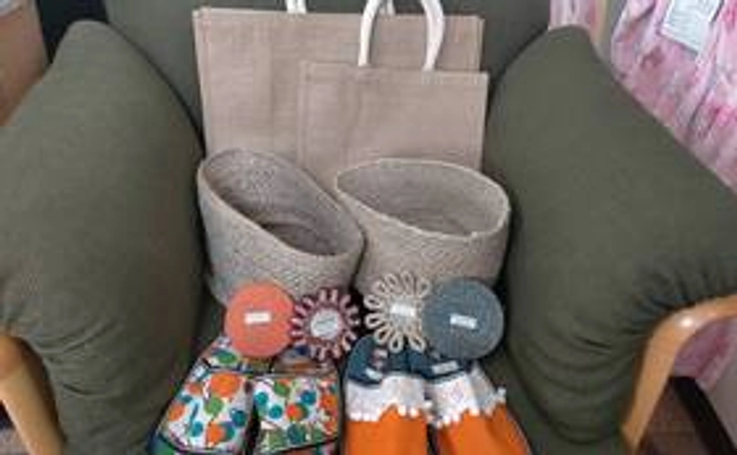 バングラデシュ製ジュートバック、スリッパ・小物入れ・コースターのセット