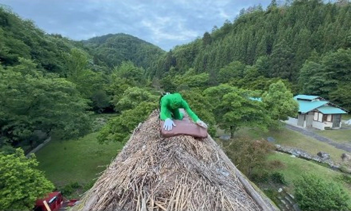 Instagramで人気のグリーンマンが、雨漏りを阻止しました。