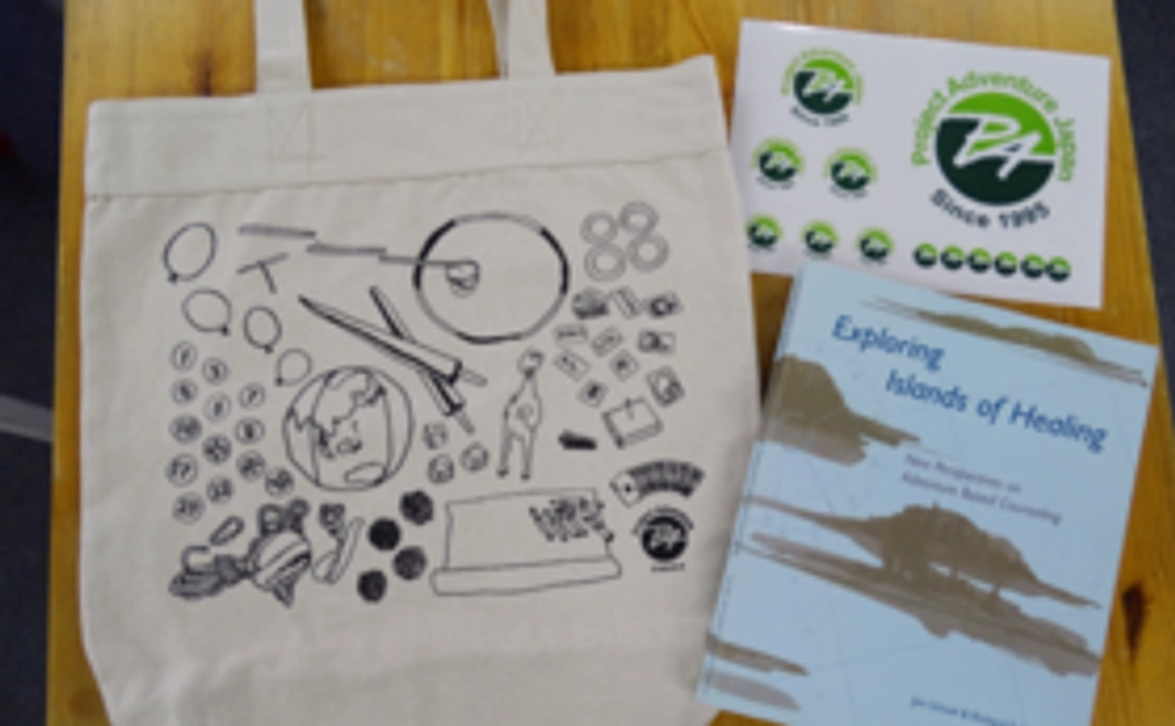 本とPAJステッカー・トートバッグプレゼント&本にお名前を掲載！