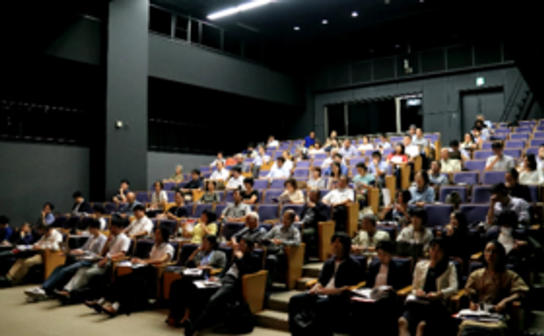 ご寄附いただいた方には、寄附領収書に加え、シンポジウムの報告書もお送りします。