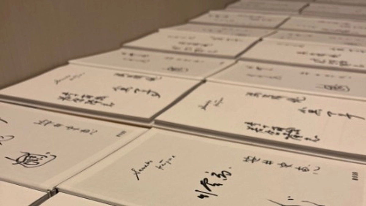 アートブックにサインをしました！