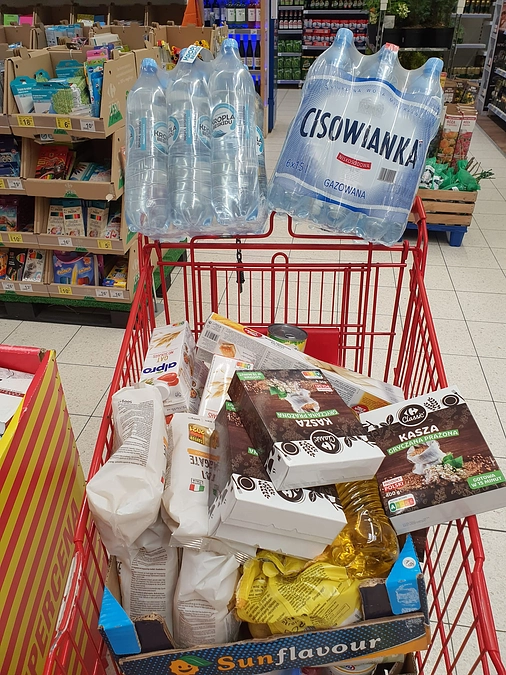 避難所にいる車がない数家族への食料品買い出し支援