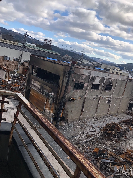 火災を免れた店舗上階を片付けています