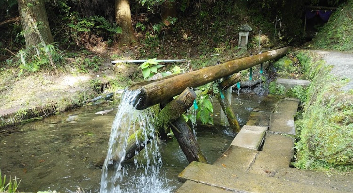 千葉・富津の銘水百選「銘水滝の不動尊」