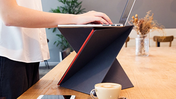MacBook Airより軽く、工具なし組み立て3秒のポータブルデスク！