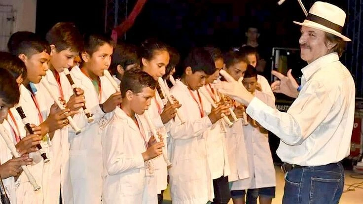 もっと幸せな顔をみたい！モコビ民族の子供たちに楽しい音楽授業を！