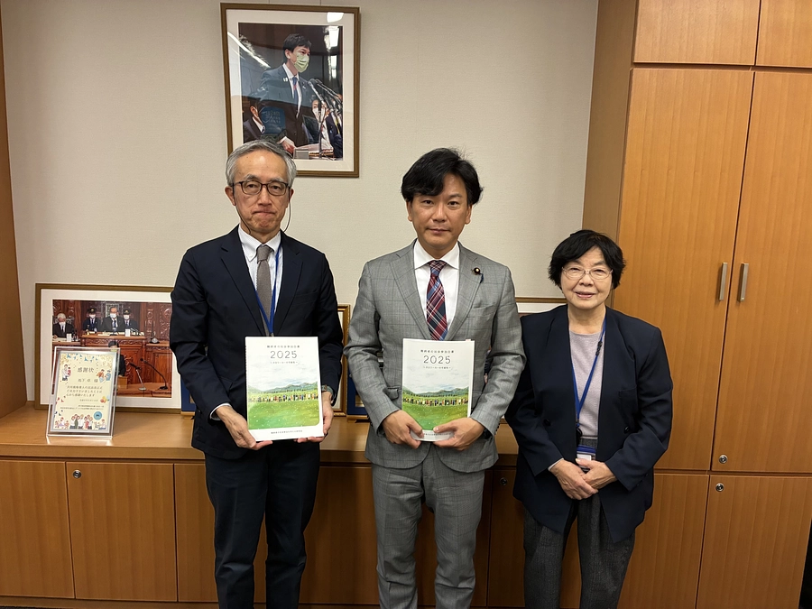 池下卓議員と懇談し、白書をお渡ししました。