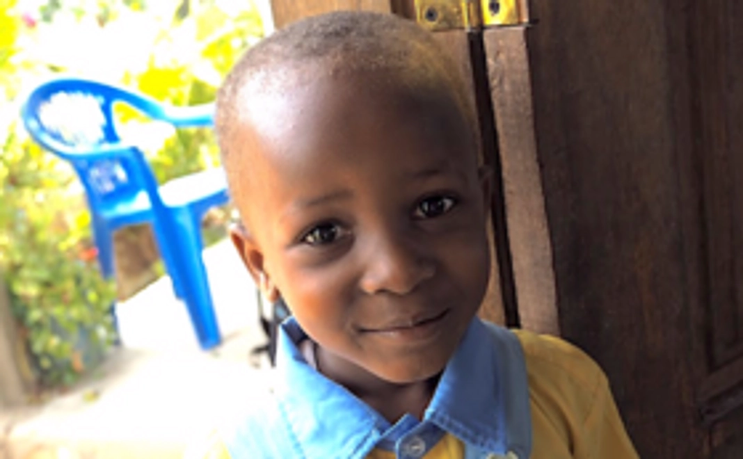 3000円で3人の子供に机と椅子が届きます。