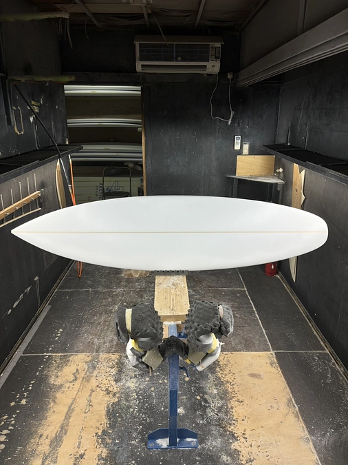 大会用サーフボード作成途中