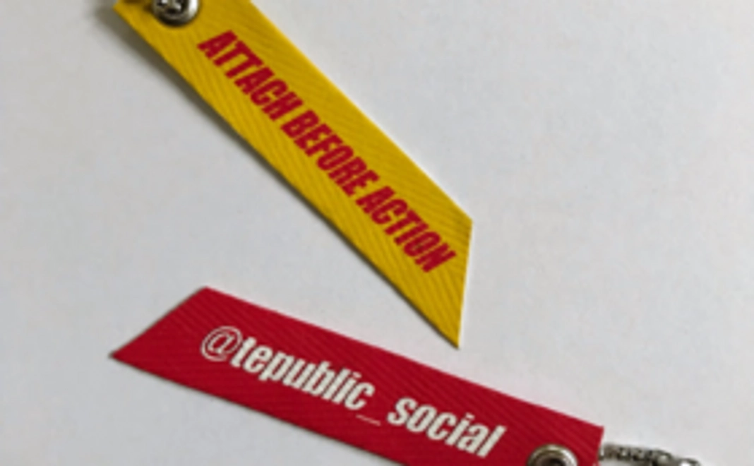 【ATTACH BEFORE ACTION】「スニーカータグ」1個と裏面と同じロゴのステッカー1枚