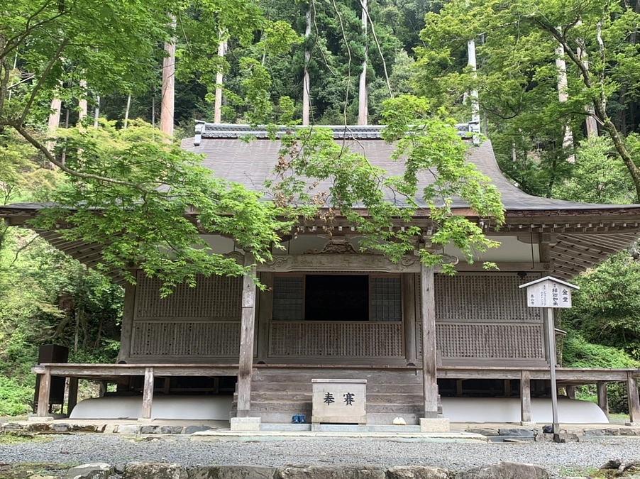 金堂にてお勤めを行いました。