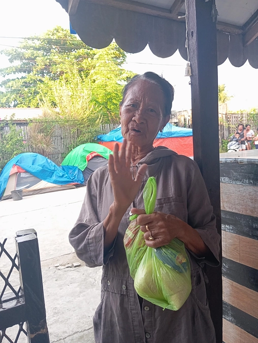 避難所もなく、政府からの配給もここには届きません