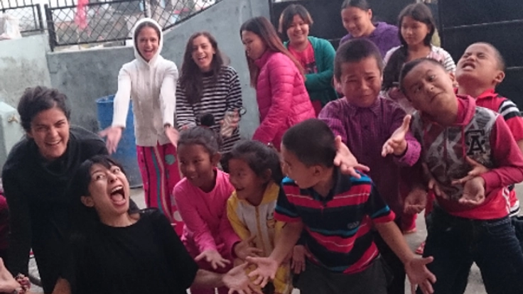 お芝居の出前集団がネパール孤児院で上演、子供達と演劇創作も！