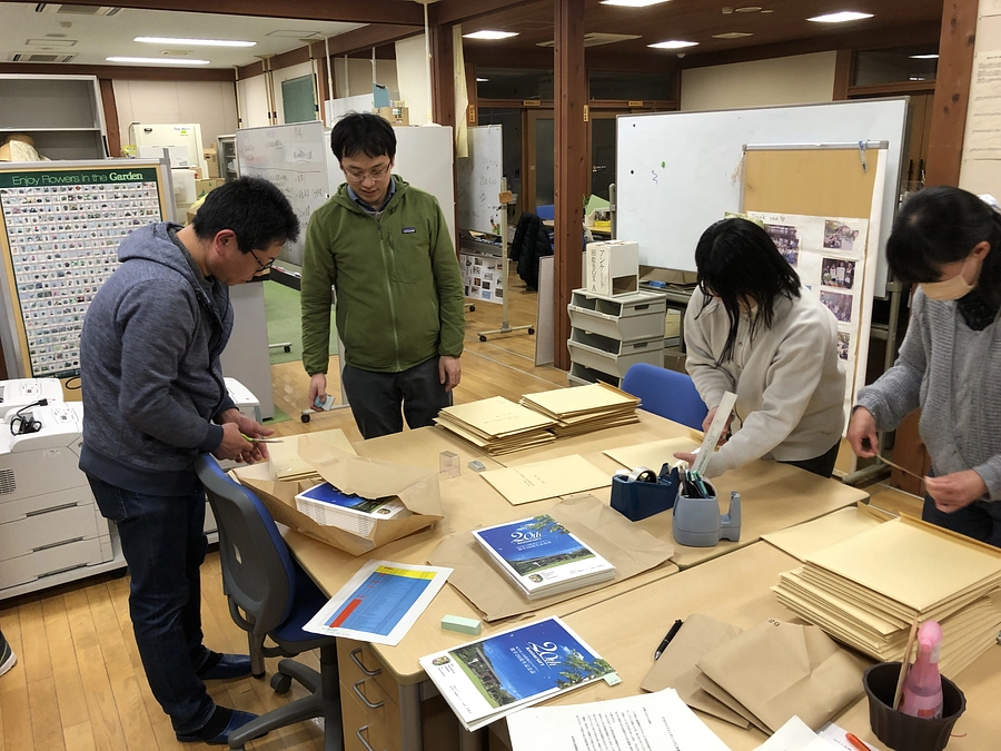 開学20周年記念誌を発送いたしました。