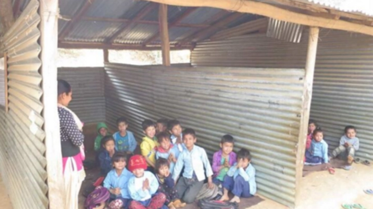 ネパール大地震で倒壊した校舎で学ぶ学生に椅子と机を届けたい