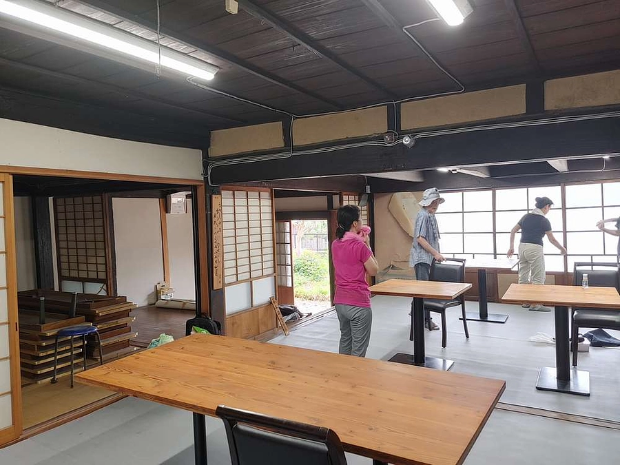 電気工事が終わり、床にシートを敷きました。