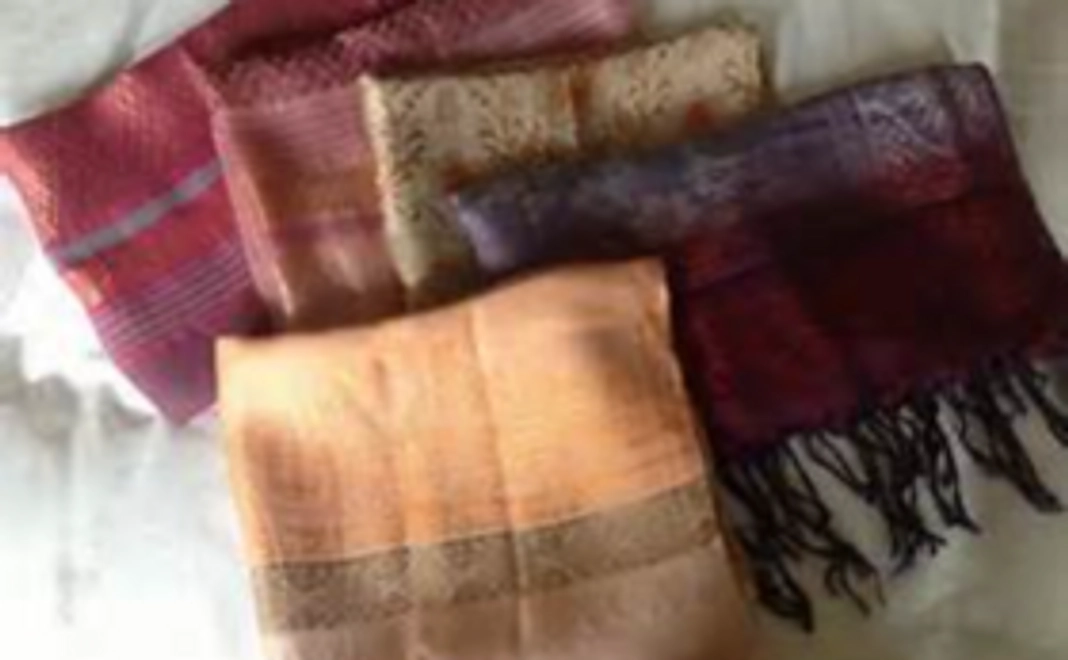 カンボジア特産品シルクスカーフをプレゼント！！