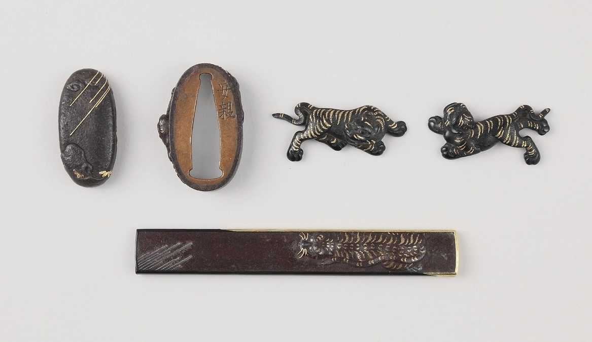 永青文庫早春展刀剣作品紹介22　雨下猛虎図揃金具