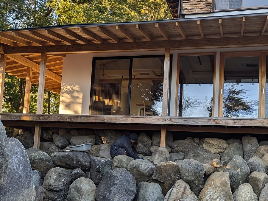 蔵前と母屋下の石積み