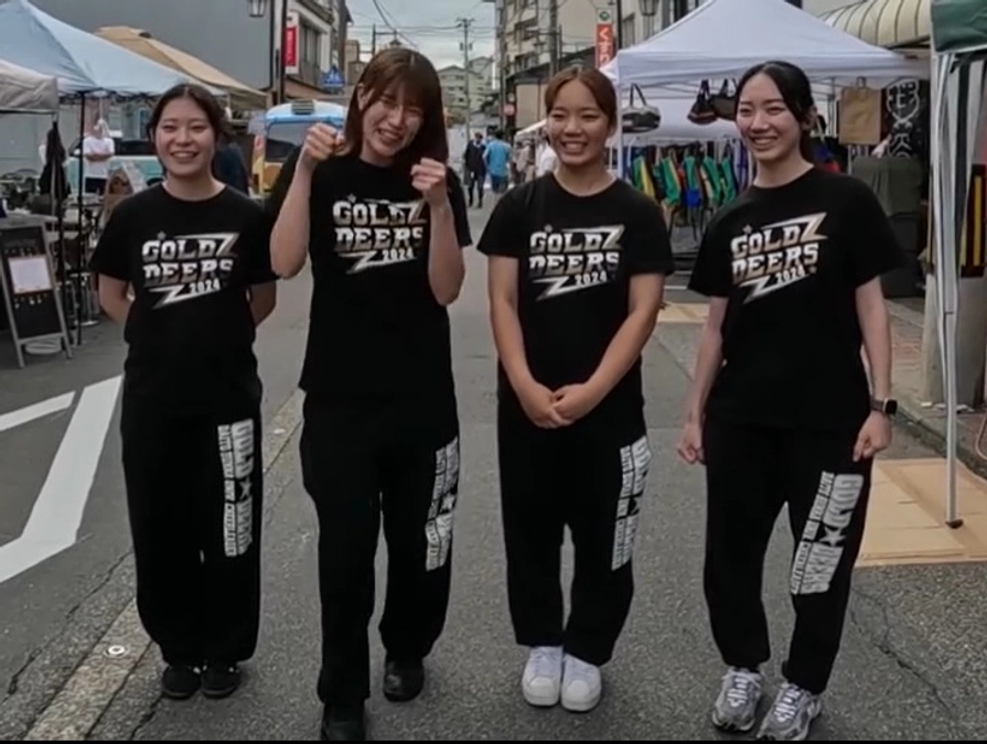 大東文化大學全學應援團チアリーダー部が、石川県加賀市山代温泉通りでＰＲ活動を行いました。