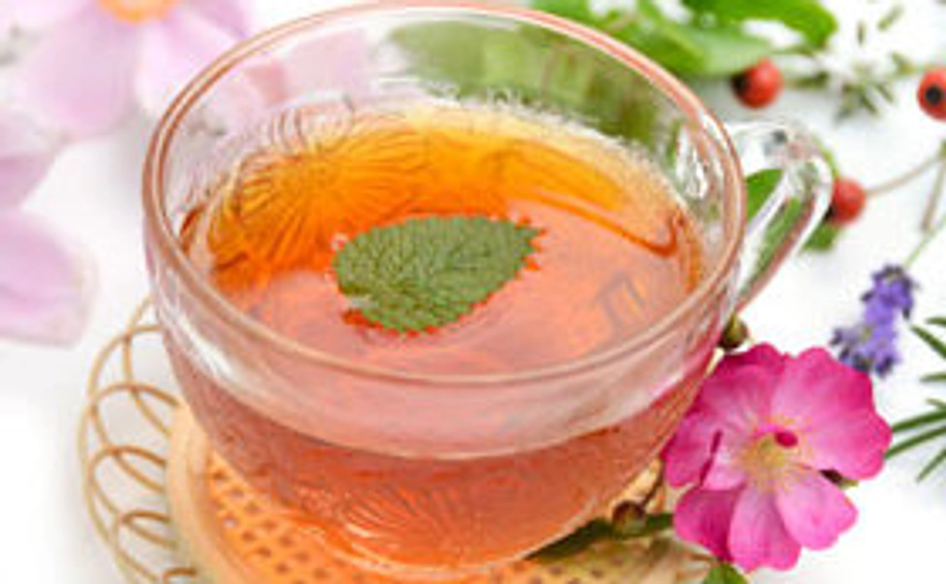 ハーブティー&ミックスナッツをお送りします。