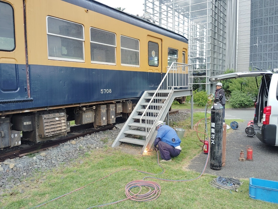 電車はどう運ぶ？ 道路を走る小田急線の電車に、企業名・ロゴ・お名前・メッセージを掲出しませんか？