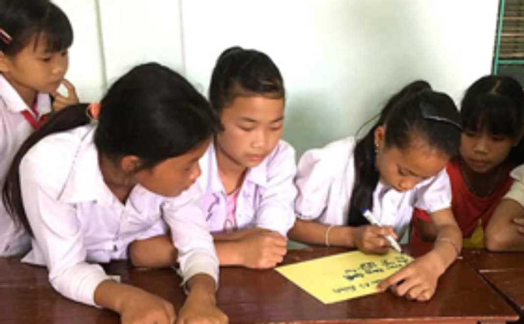 子どもたちの手元を明るく照らす