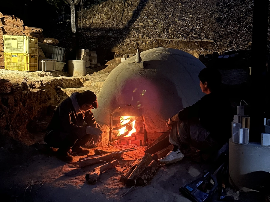 土窯の窯焚きを行いました