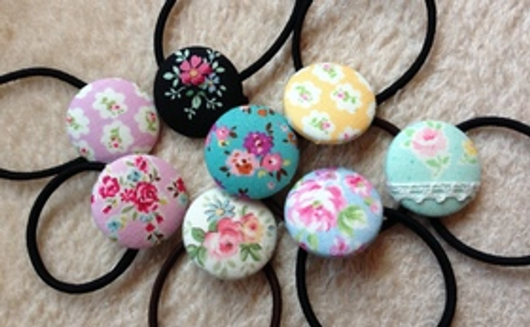 障害者作のくるみボタンゴム２個（女性向け）＋感謝のメッセージカード