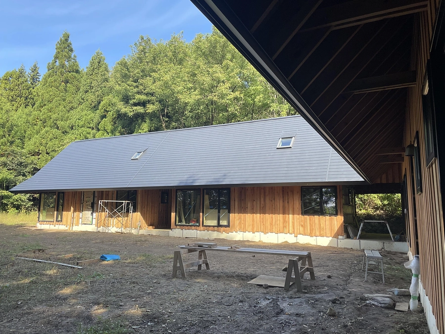 家紋ができました。建設工事は最終工程、完成までいましばし。