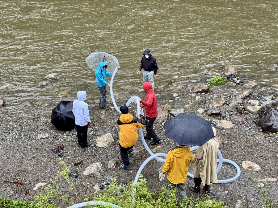 本日、あゆ放流のお手伝いでした。