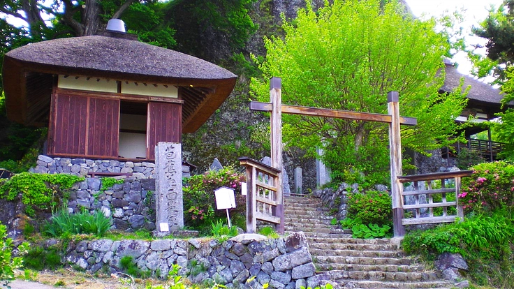 月の都千曲の姨捨長楽寺の月見堂屋根を修理し、月見を楽しむ