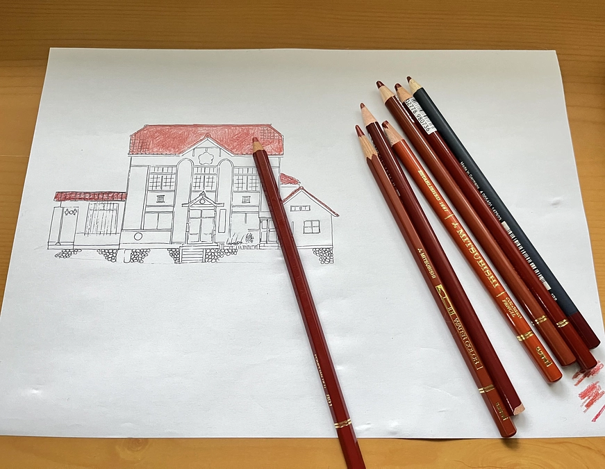 石州瓦の色合いを出すのに茶色の鉛筆を6本集めた「建物の絵葉書」