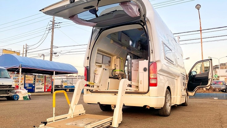 被災地で車いす利用者用「災害対策ポータブル仮設トイレ」車両