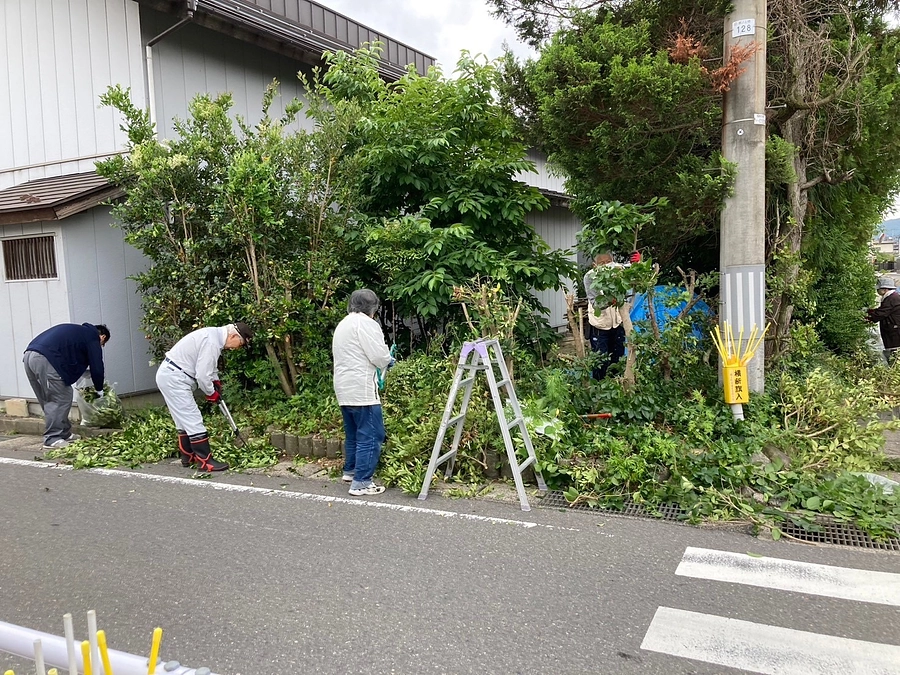 2.交差点角樹木剪定(宮町町内会)
