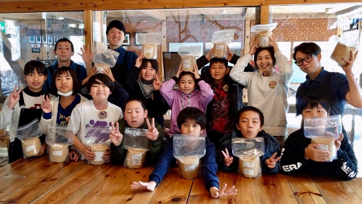 外村仁さんの誕生日を祝い、熊本豪雨で被災したこども達を応援！