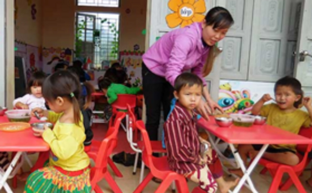 子どもたちの手元を明るく照らす