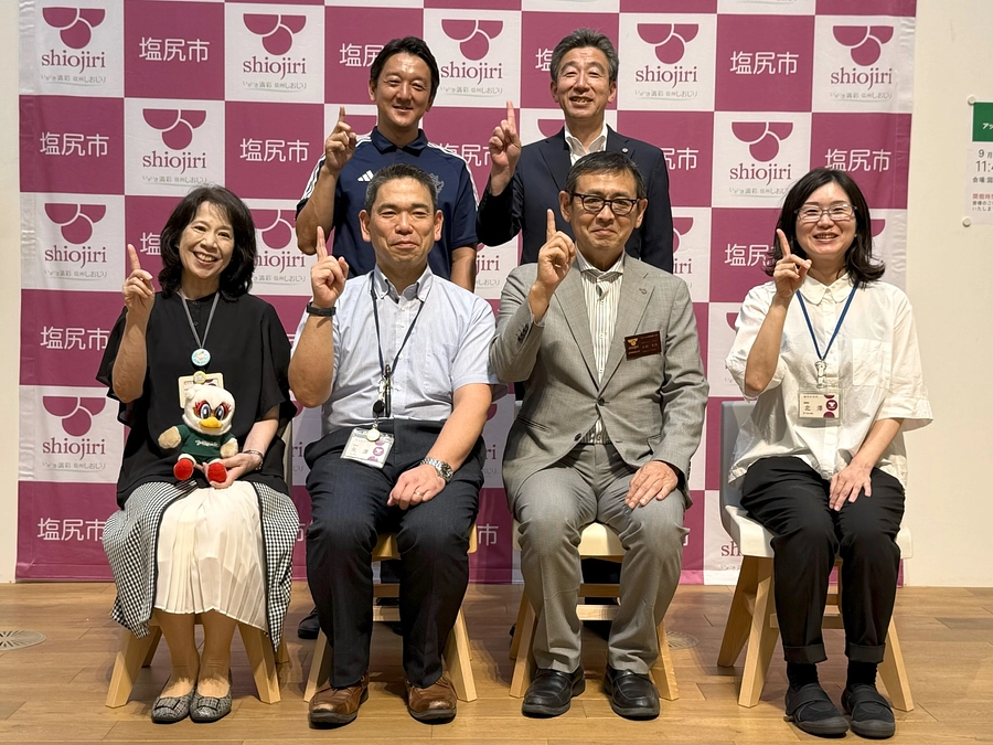 塩尻市立図書館にアップサイクルチェアを寄贈しました