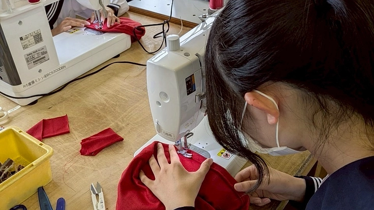 病気で髪がぬけるかたへ。高校生と尾州生地で温もりの二刀流ケア帽子