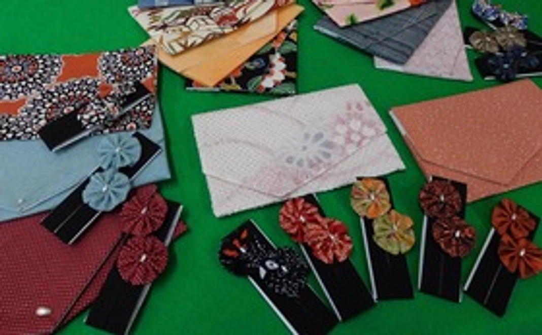 着物の端切れで手作りした、アームバンドとマスクケースにも使える袱紗ばさみです。