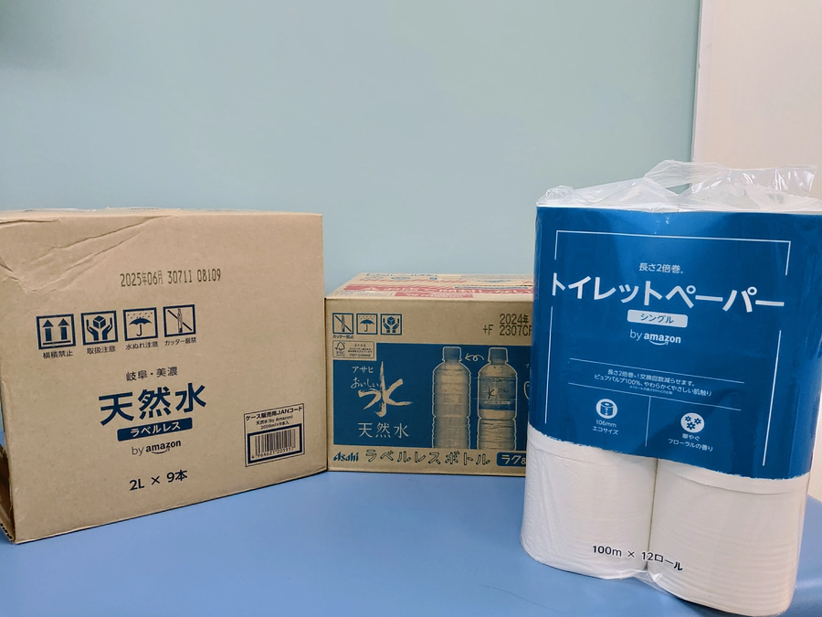 アマゾンほしいものリストよりミネラルウォーター、トイレットペーパーを頂きました