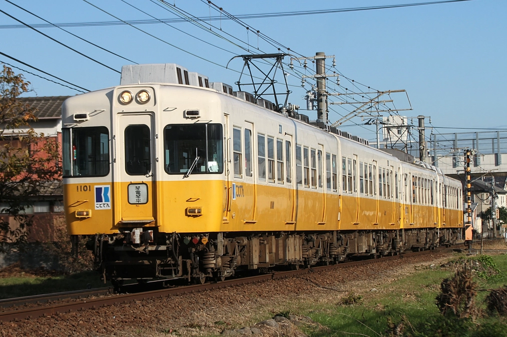 「ことでん1101-1102」という電車